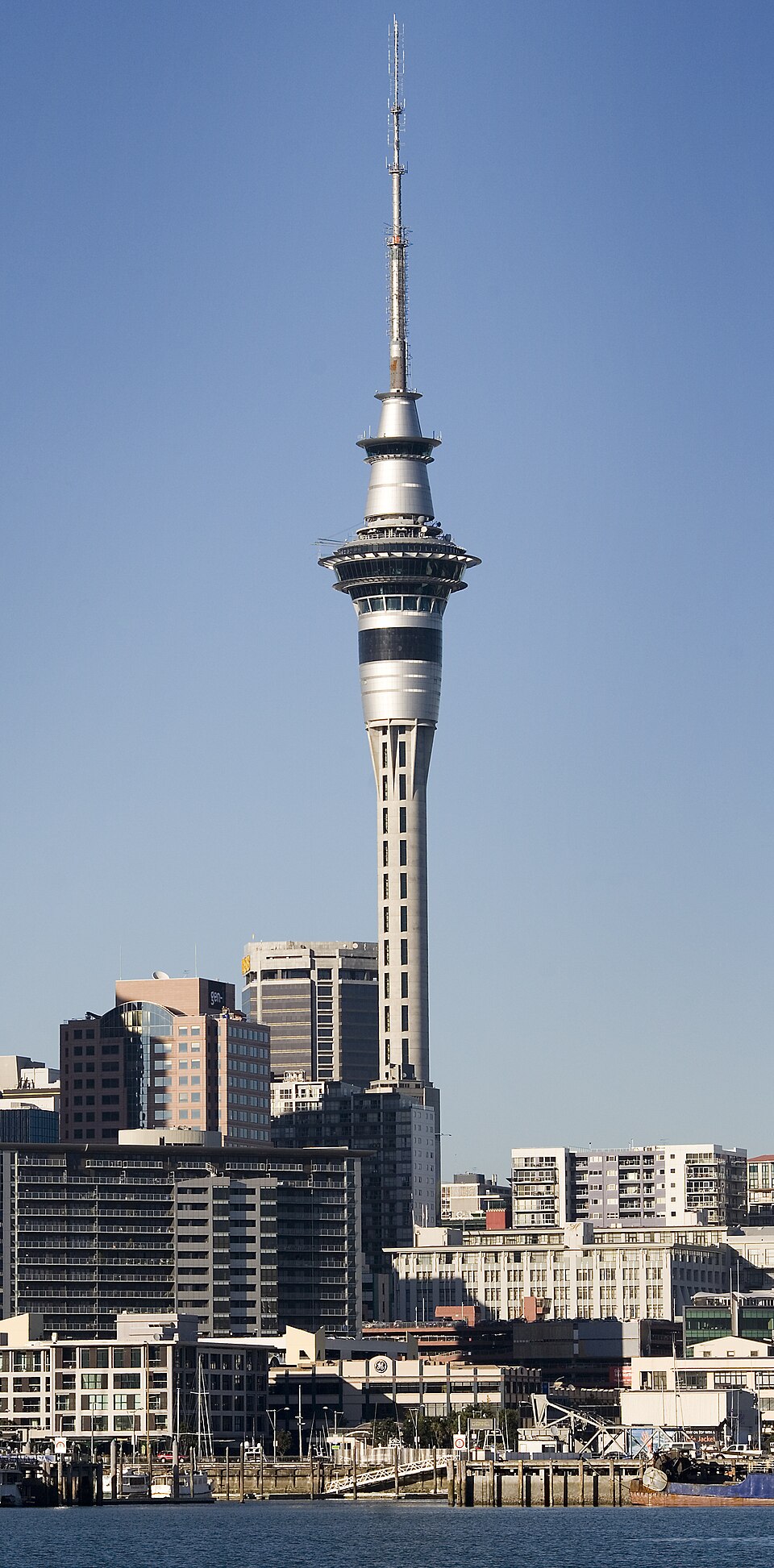 天空塔与奥克兰海港代表景观（百科条目主图；拍摄时景况，非当前实况）